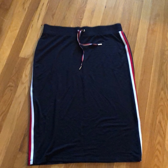 Tommy Hilfiger Dresses & Skirts - Like new midi cotton pull on skirt